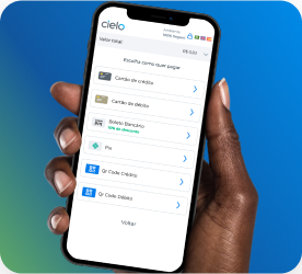 Mão segurando celular com Checkout de pagamento seguro da Cielo.