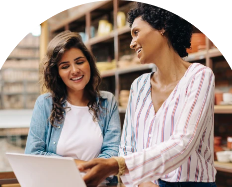 Empreendedora e representante Cielo sorriem ao ler o Código de Ética e Integridade Cielo.