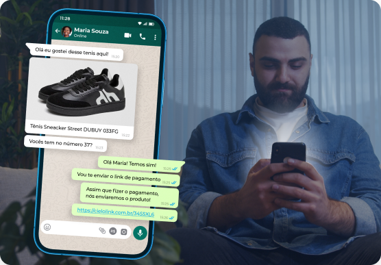 No conforto do seu lar, empreendedor envia link de pagamento ilimitado para cliente que deseja comprar tênis.
